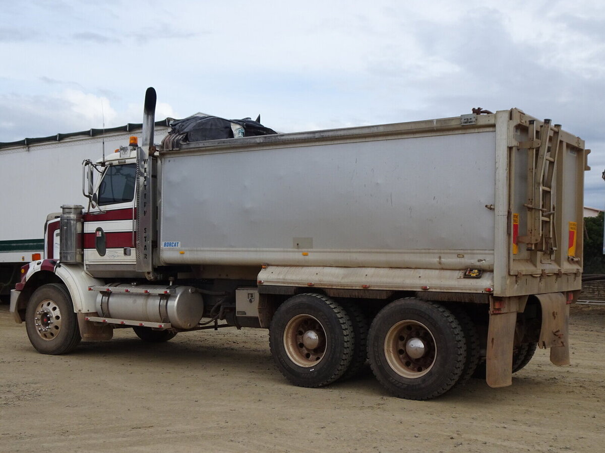 Before: Geoff McSpadden's original mesh retractable tarp, opened at the front of the trailer.