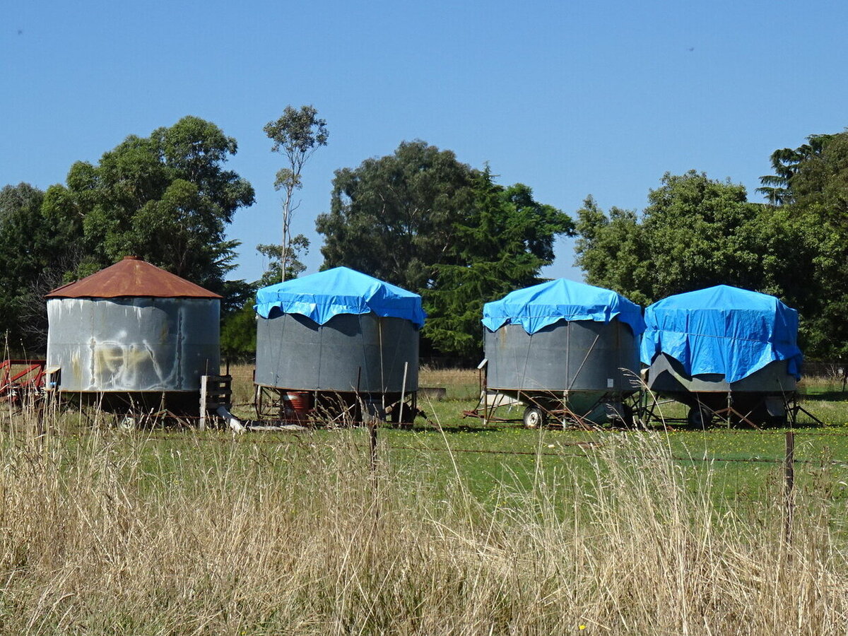 Round field bins with octagonal tarp covers