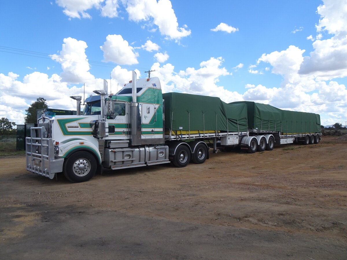 An Ellis and Sons Group truck tarp cover fitted to an open trailer 