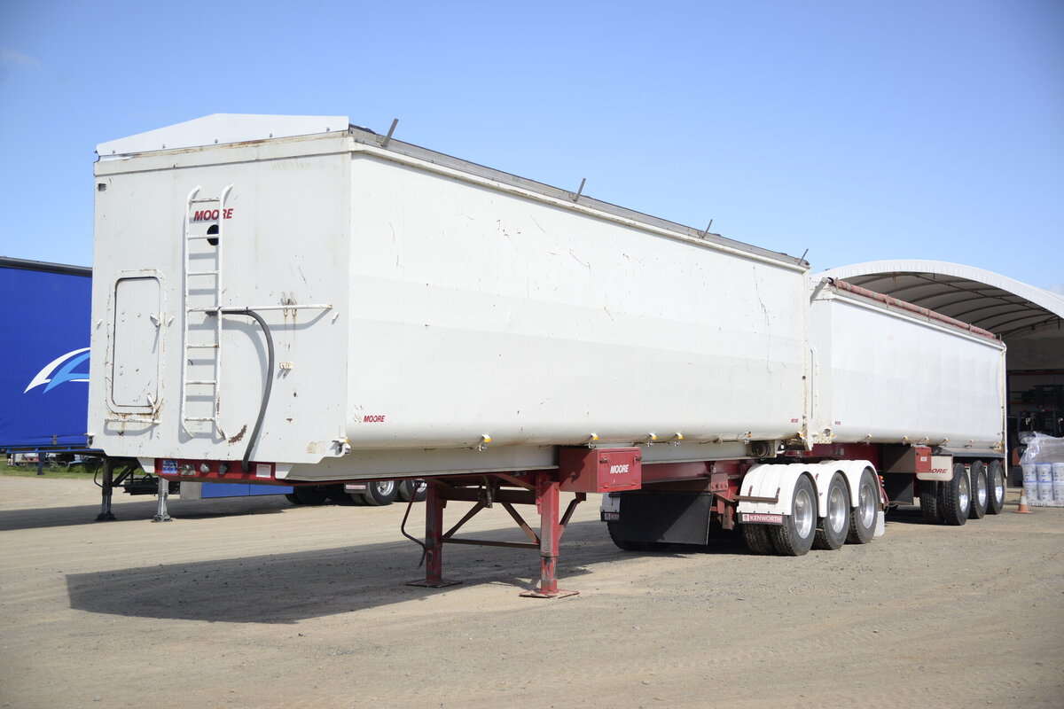 Before: Jamie's trailer previously with no Razor electric tarp system.